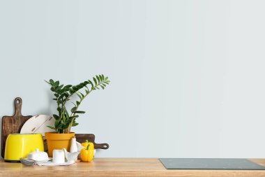 Mutfak tezgahındaki çatal bıçak takımı.