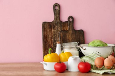 Mutfak tezgahında mutfak aletleri ve ürünleri var.