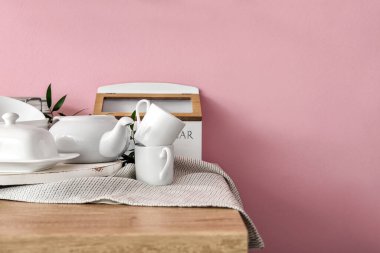 Mutfak tezgahındaki çatal bıçak takımı.