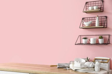 Mutfakta mutfak aletleri var.