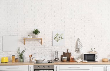 Mutfak tezgahında mutfak aletleri ve ürünleri var.