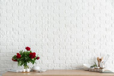 Mutfak tezgahındaki çatal bıçak takımı.