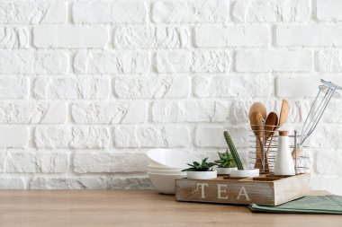 Mutfak tezgahındaki çatal bıçak takımı.