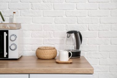 Mutfak tezgahındaki çatal bıçak takımı.