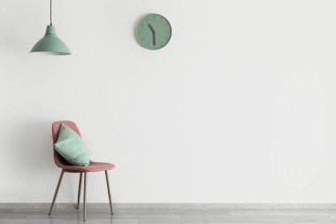 Boş odada yastıklı sandalye