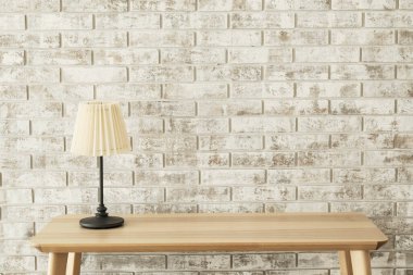 Boş odada lambalı bir masa.