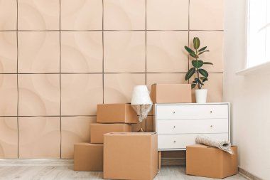 Taşındığı gün yeni dairede içinde eşyalar ve çekmeceler olan karton kutular.