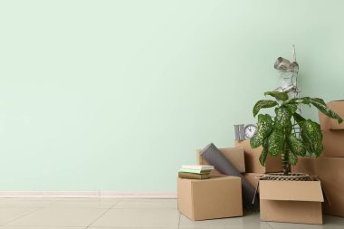 Taşındığı gün yeni dairede içinde eşyalar olan karton kutular.