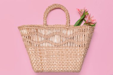 Renk arkaplanındaki etiket çantası