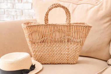 Kanepede şapkası olan hasır çanta.