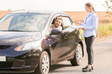 Sürücü ehliyet sınavı yapan eğitmen