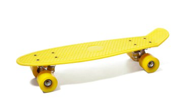 Beyaz arkaplanda renkli kaykay