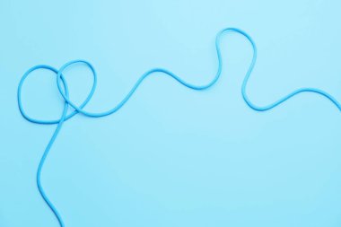 Renk arkaplanı üzerinde uzun ip