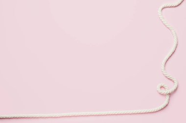 Renk arkaplanı üzerinde uzun ip