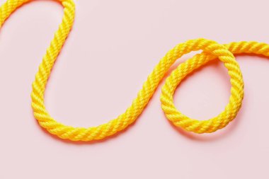 Renk arkaplanı üzerinde uzun ip