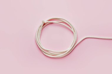 Renk arkaplanı üzerinde uzun ip