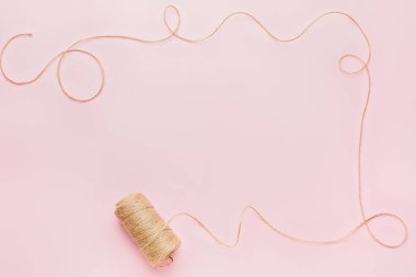 Renk arkaplanındaki iplikten yapılmış çerçeve