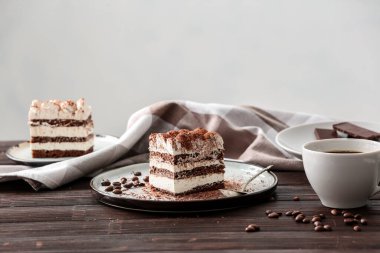 Tabakta lezzetli tiramisu var.
