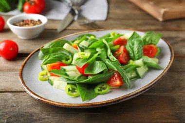 Masada lezzetli salatalıklı tabak.