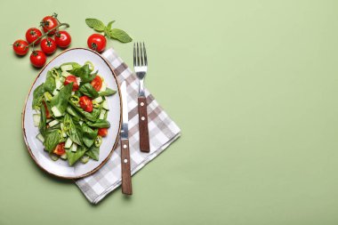 Renkli arkaplanda lezzetli salatalı tabak.