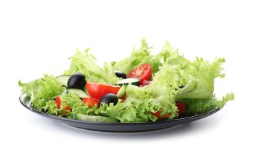 Beyaz arka planda lezzetli salatalı tabak.