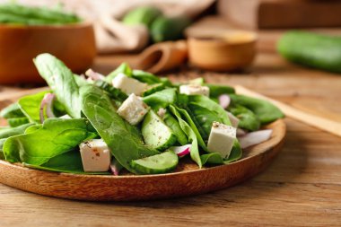 Masada lezzetli salatalıklı tabak.