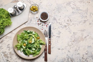 Gri arka planda lezzetli salatalıklı tabak.