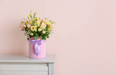 Masada bir buket güzel çiçek var.