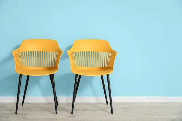 Stylish Armchairs Color Wall Room — Stock Photo, Image