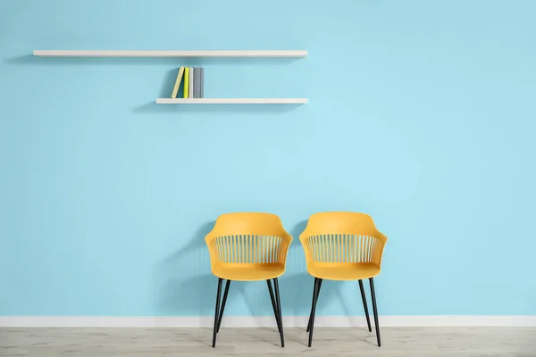 Stylowe Fotele Pobliżu Ściany Kolor Pokoju — Zdjęcie stockowe