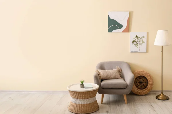 Stilvolles Interieur Des Wohnzimmers Mit Sessel Und Lampe — Stockfoto