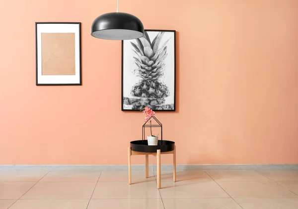 Stilvolle Einrichtung Des Wohnzimmers Mit Tisch Und Lampe — Stockfoto