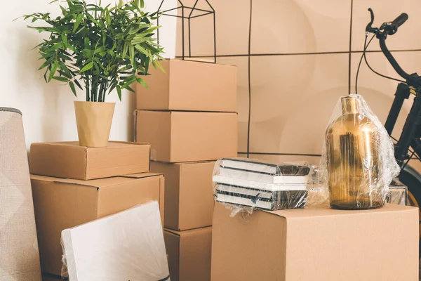 搬迁日新公寓内装有物品的纸板箱 — 图库照片