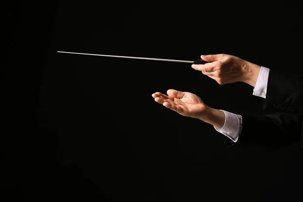 Руки Чоловічого Диригента Темному Тлі — стокове фото