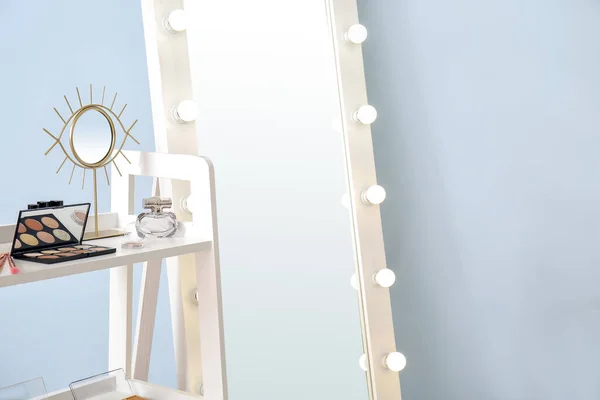 现代化妆品房中装饰化妆品和镜子的桌子 — 图库照片