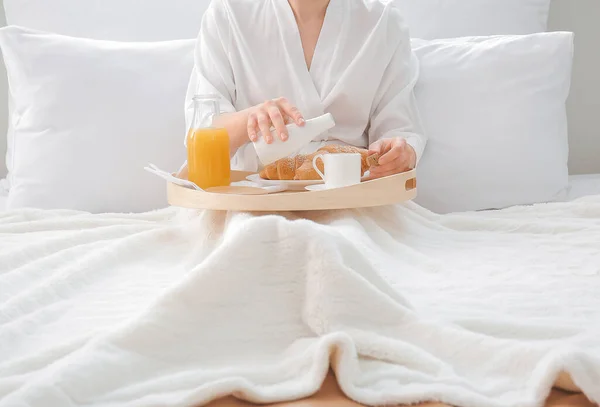 Νεαρή Γυναίκα Τρώει Πρωινό Στο Κρεβάτι Στο Δωμάτιο Του Ξενοδοχείου — Φωτογραφία Αρχείου