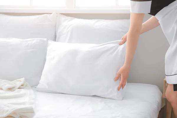 Chambermaid Making Bed Hotel Room — Stock Photo, Image