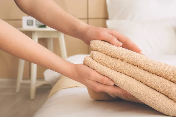 Chambermaid Putting Clean Towels Bed — Stock Photo, Image