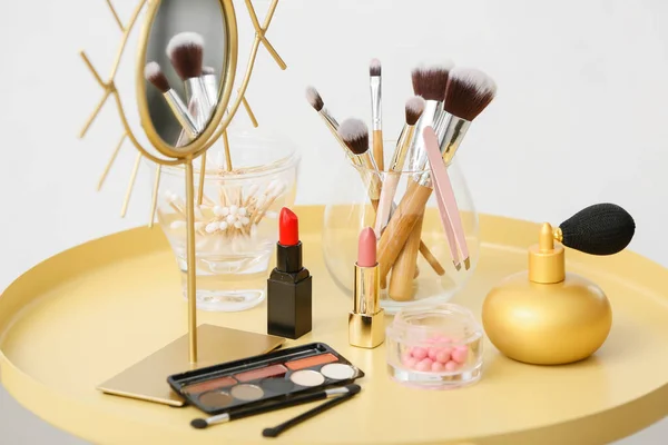 Conjunto Cosméticos Maquillaje Con Cepillos Espejo Mesa —  Fotos de Stock