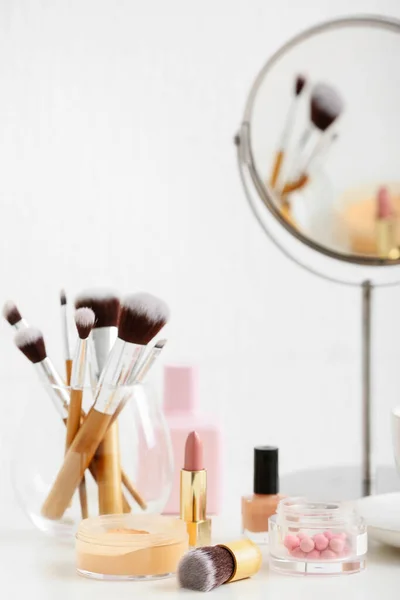 Conjunto Cosméticos Maquillaje Con Cepillos Espejo Mesa — Foto de Stock