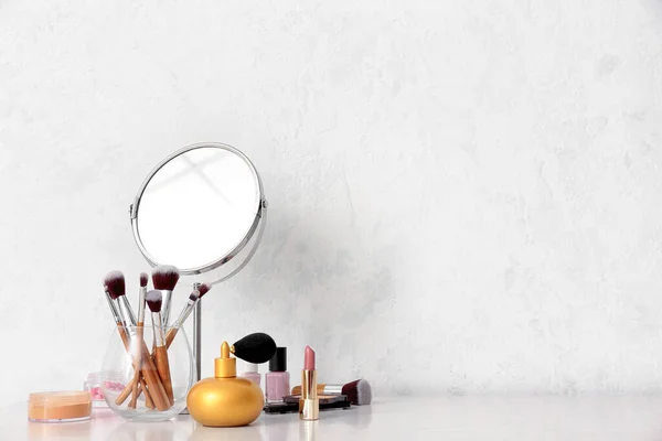 Conjunto Cosméticos Maquiagem Com Escovas Espelho Mesa — Fotografia de Stock