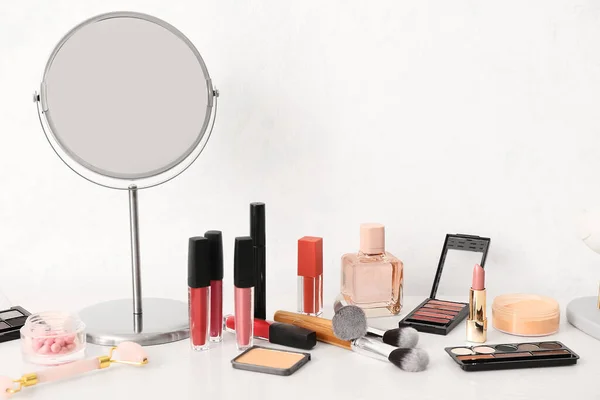 Set Cosmetici Trucco Con Specchio Sul Tavolo — Foto Stock