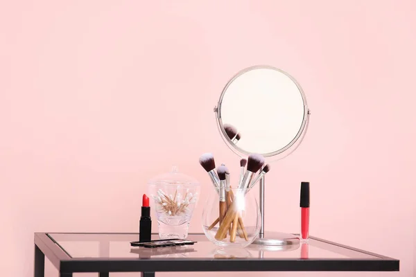 Conjunto Cosméticos Maquillaje Con Cepillos Espejo Mesa —  Fotos de Stock