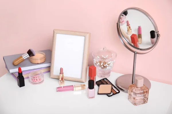 Conjunto Cosméticos Maquillaje Con Espejo Mesa — Foto de Stock