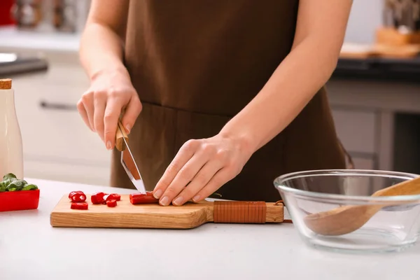 Woman Cutting Hot Chili Pepper Kitchen — Stock Photo, Image