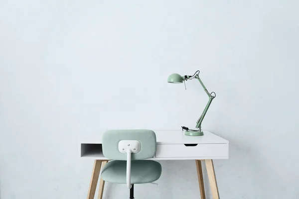 Table Lamp Chair Empty Room — Stock Photo, Image