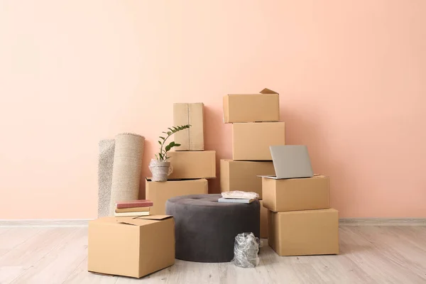搬迁日新公寓内装有物品的纸板箱 — 图库照片