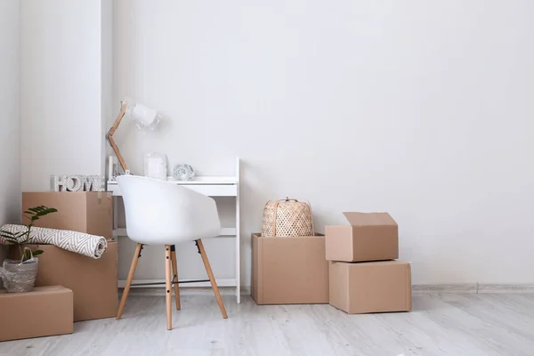 Cajas Cartón Con Pertenencias Mesa Piso Nuevo Día Mudanza — Foto de Stock