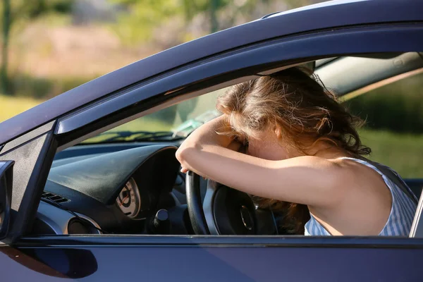 車の中で座っているストレスの若い女性 — ストック写真