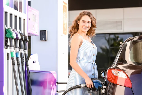 Mujer Repostando Coche Gasolinera —  Fotos de Stock